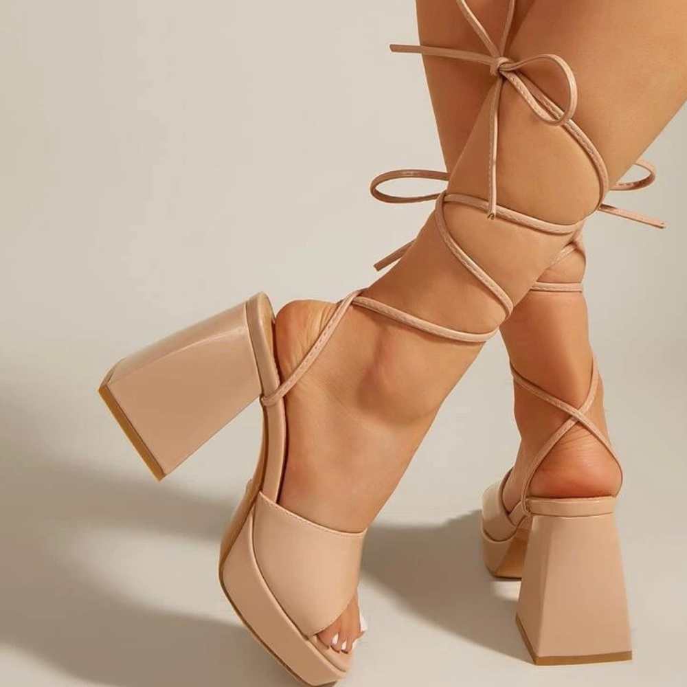 🤎NEW🤎 Tie leg chunky heel sandal